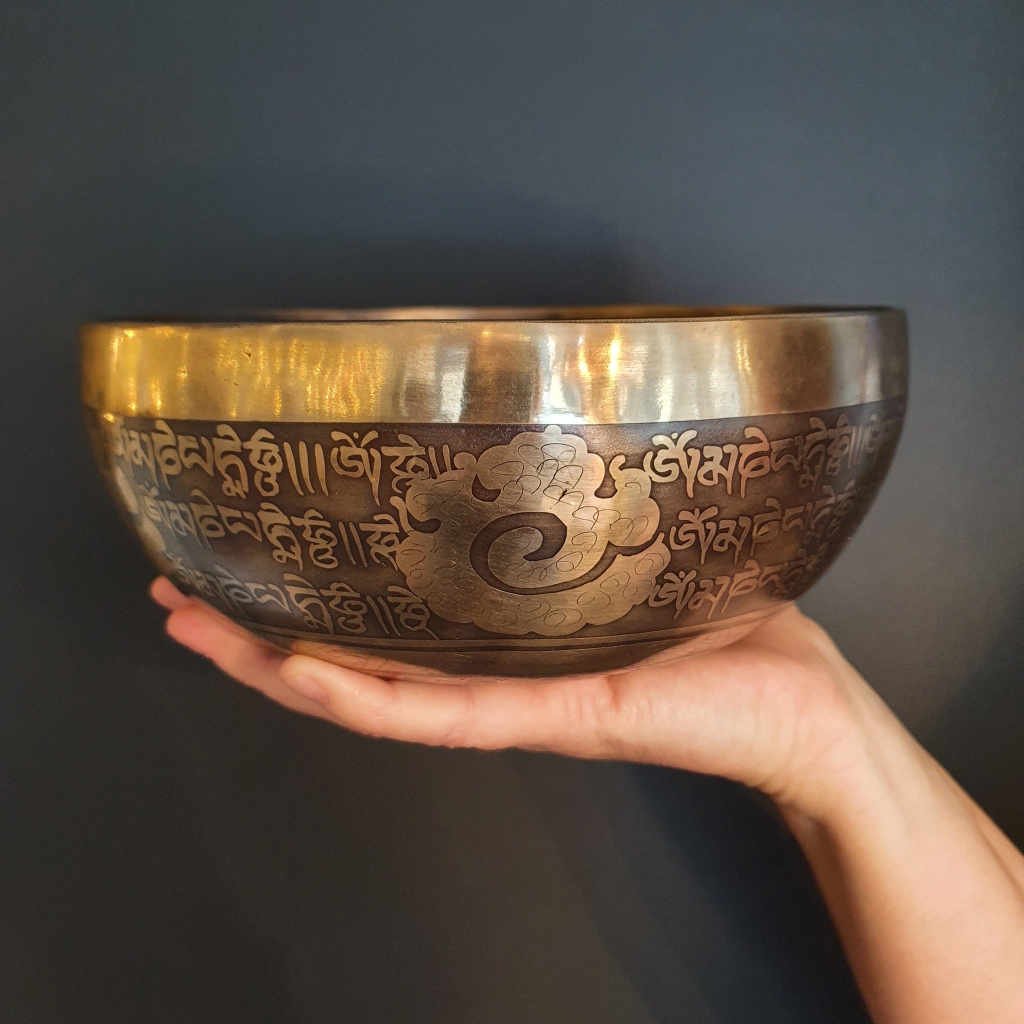 Bol Chantant Tibétain Traditionnel Gravé · Mantra · 20 cm